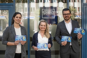„Herzliche Glückwünsche aus Hamburg zum 70 jährigen Jubiläum“Nicole Främke, Sabine Stock und Dario Koch vom Funk Ärzte Service